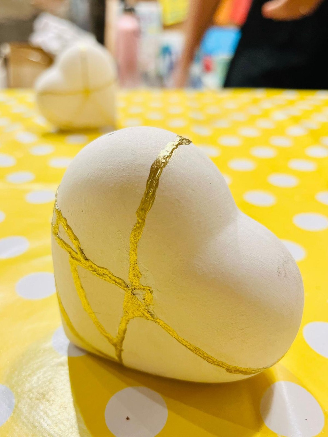 Cuore di ceramica riparato con venature d'oro