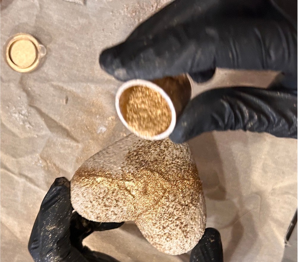 Polvere d'oro spolverata sulle crepe del cuore